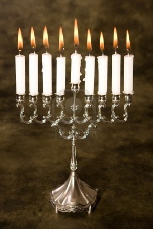3835094-nueve-velas-en-una-plata-judia-hanukkah-titular-de-vela